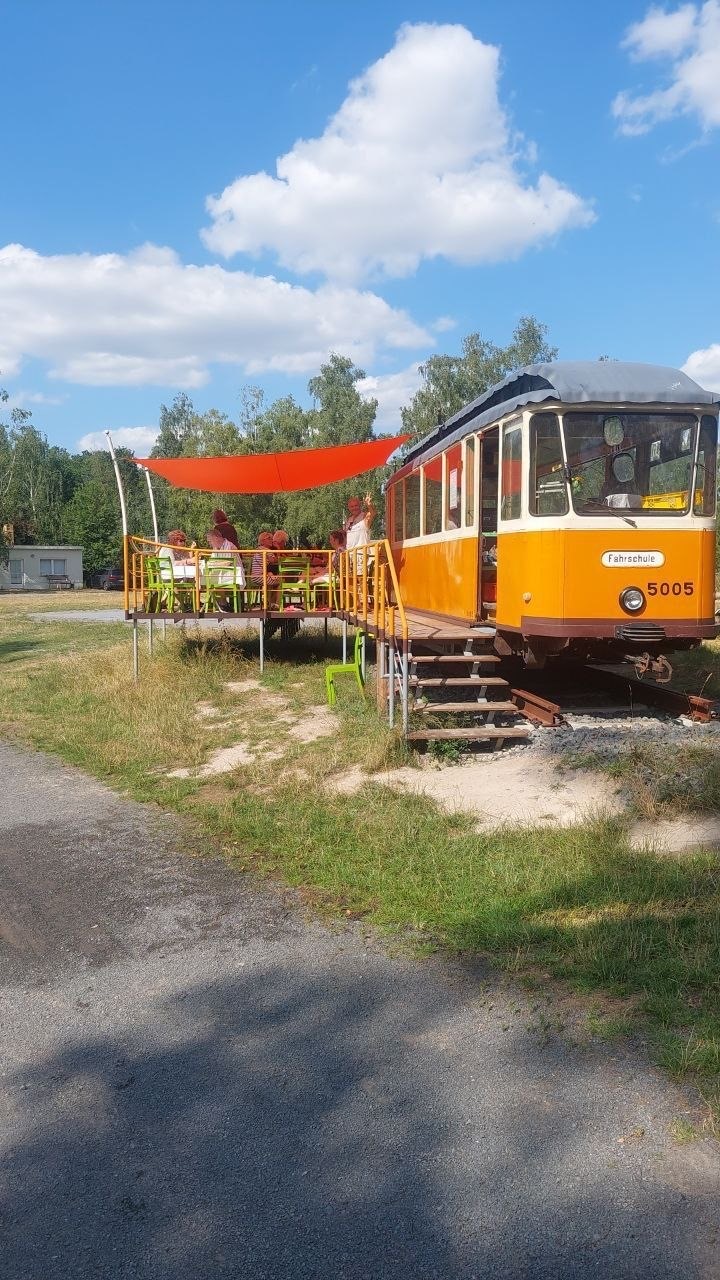 Straßenbahncafé PUSTEKUCHEN - orangene Leipziger Straßenbahn Nr. 5005