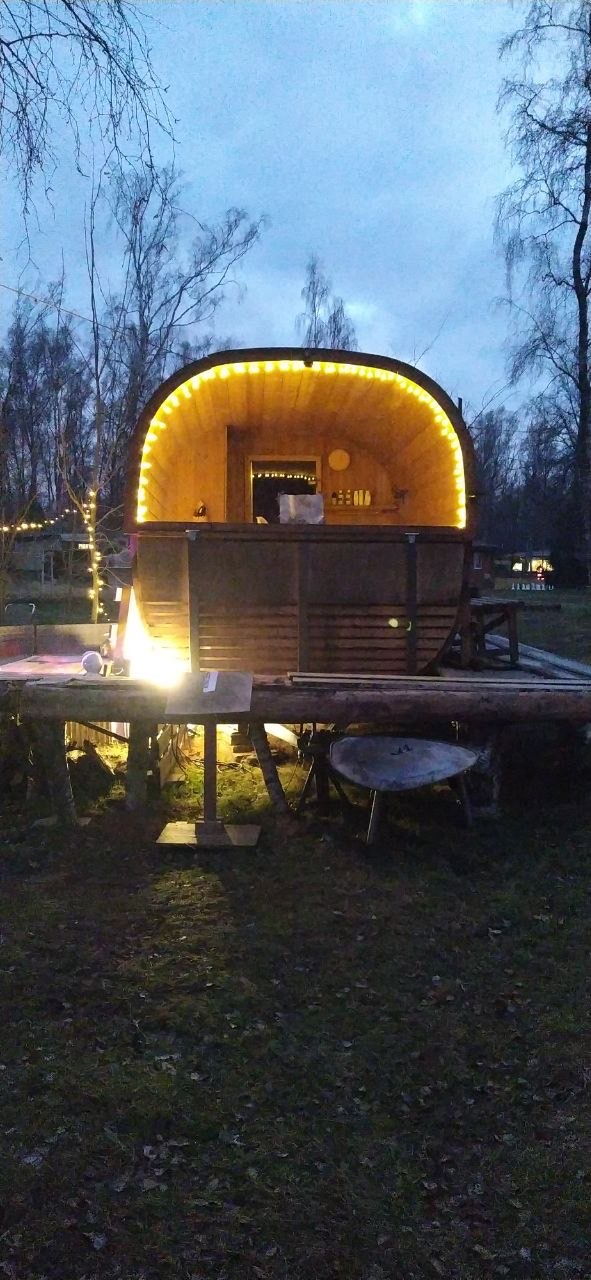 Fasssauna Frontansicht mit warmem Licht