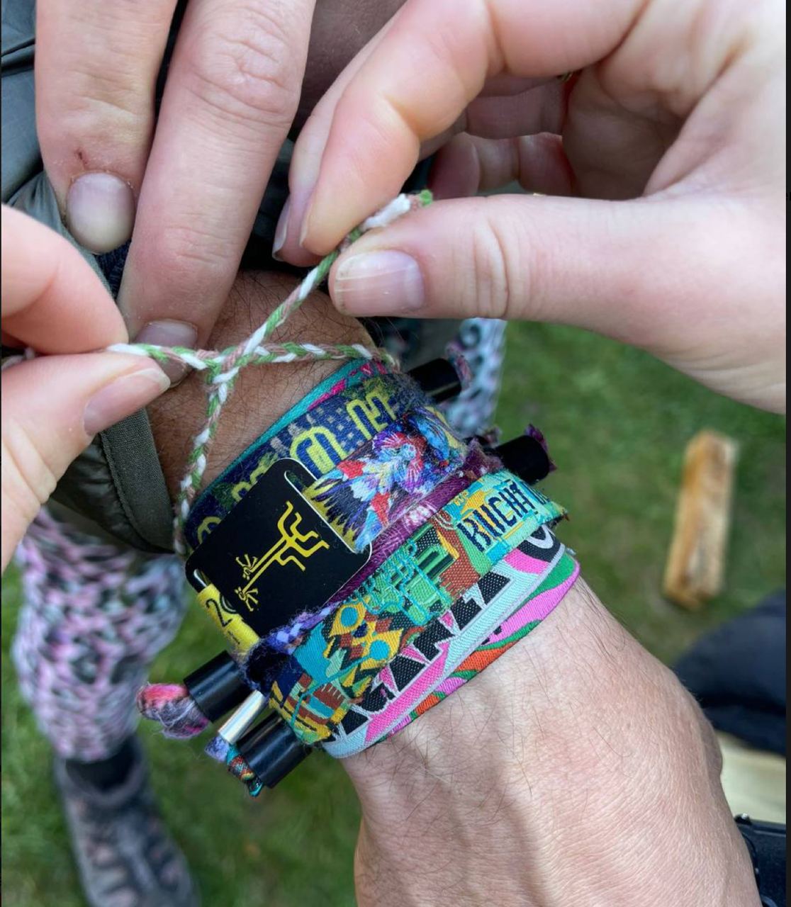 Bunte Festivalbänder am Handgelenk