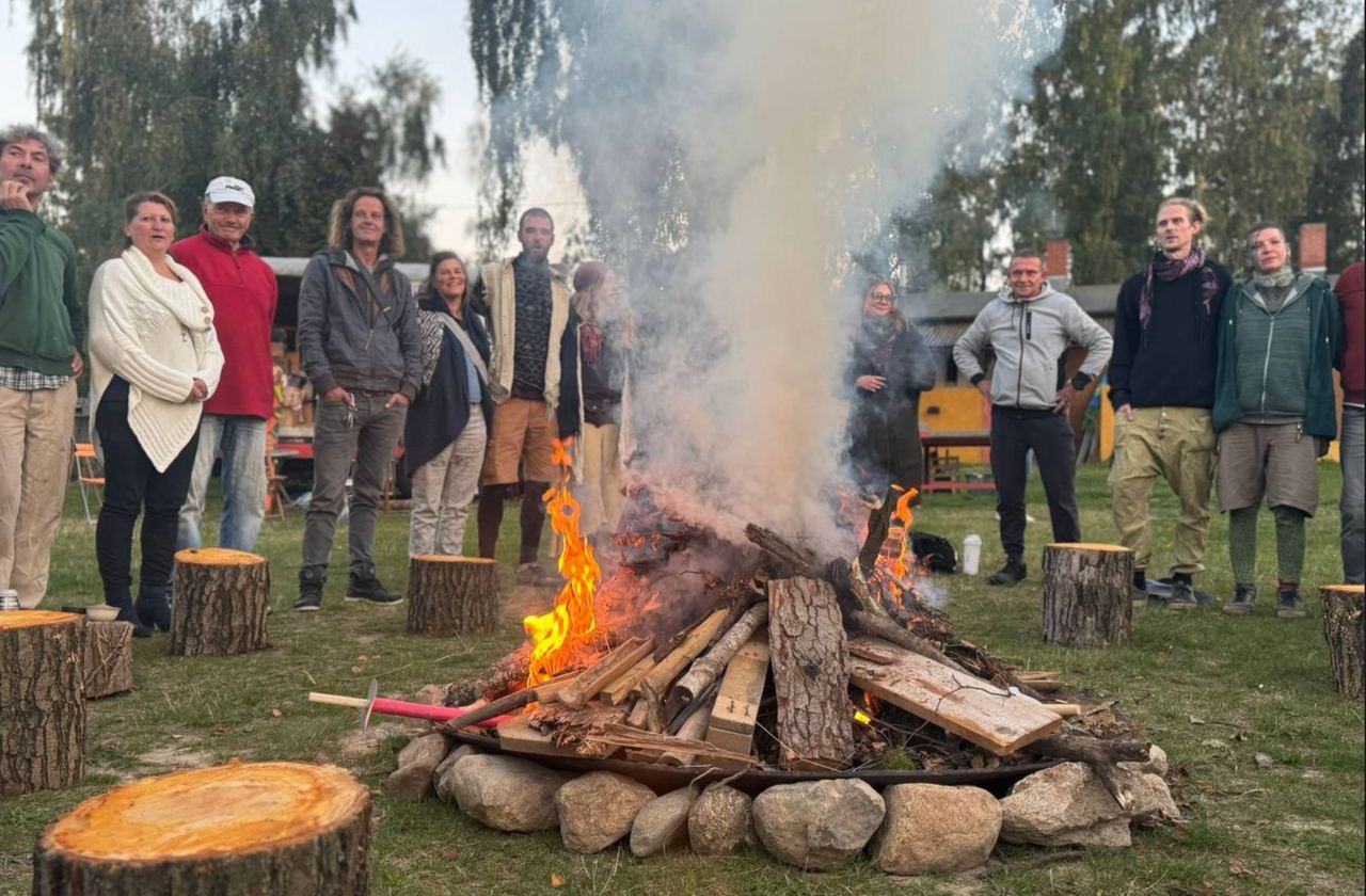 Gemeinschaft um das große Lagerfeuer