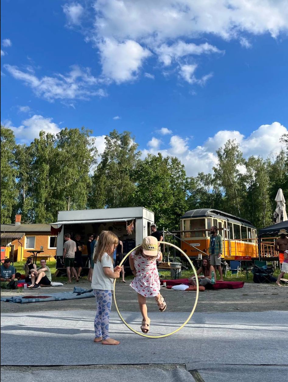Kinder spielen mit Hula-Hoop-Reifen