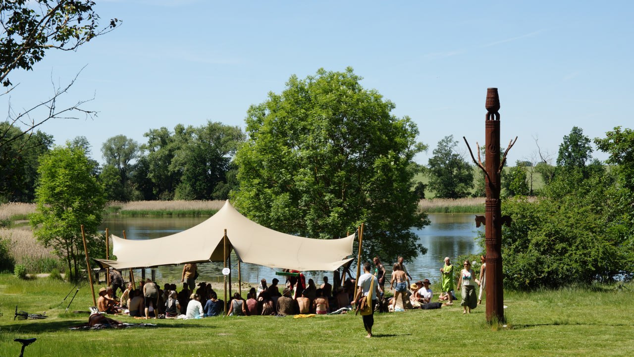 Große Runde unter dem Stretchzelt am See an einem Sommertag