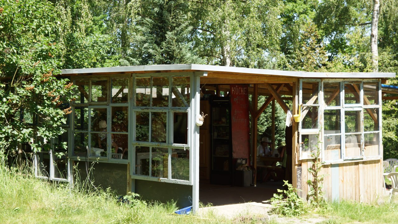 Gemeinschaftsküche aus alten Fenstern gebaut