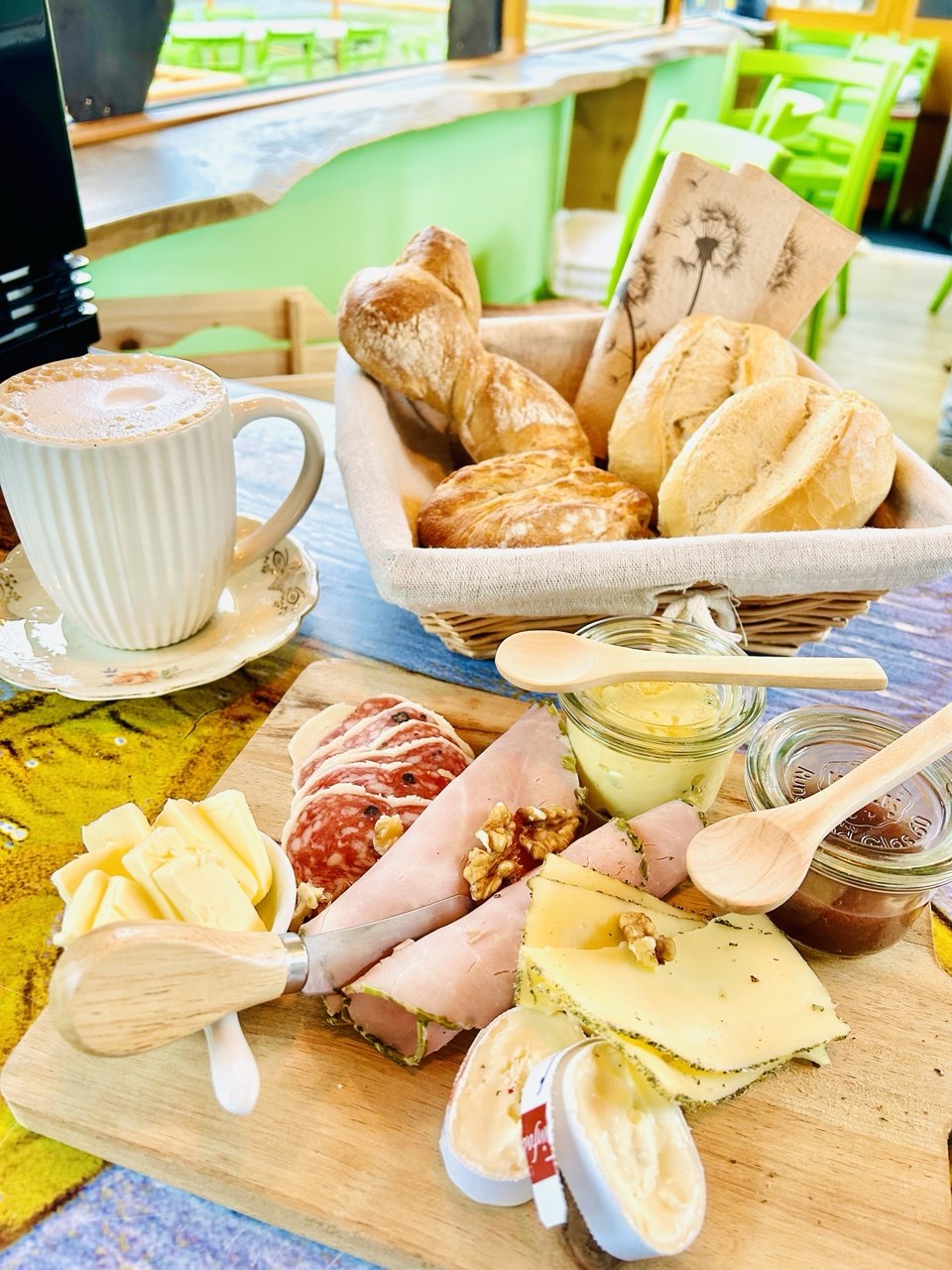 Fr&uuml;hst&uuml;ck im Caf&eacute; Pustekuchen - Br&ouml;tchen, K&auml;se, Wurst und Kaffee